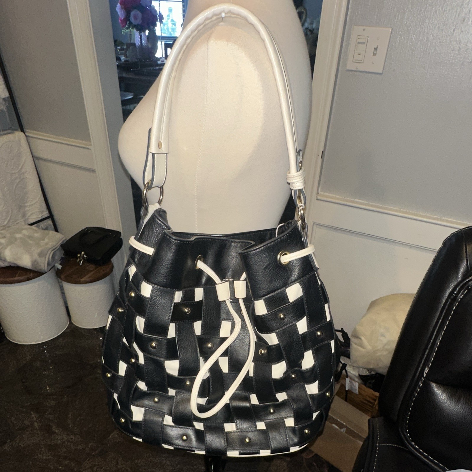 Women’s Black White Woven Bucket Drawstring Shoulder Bag Medium Detachable Strap
