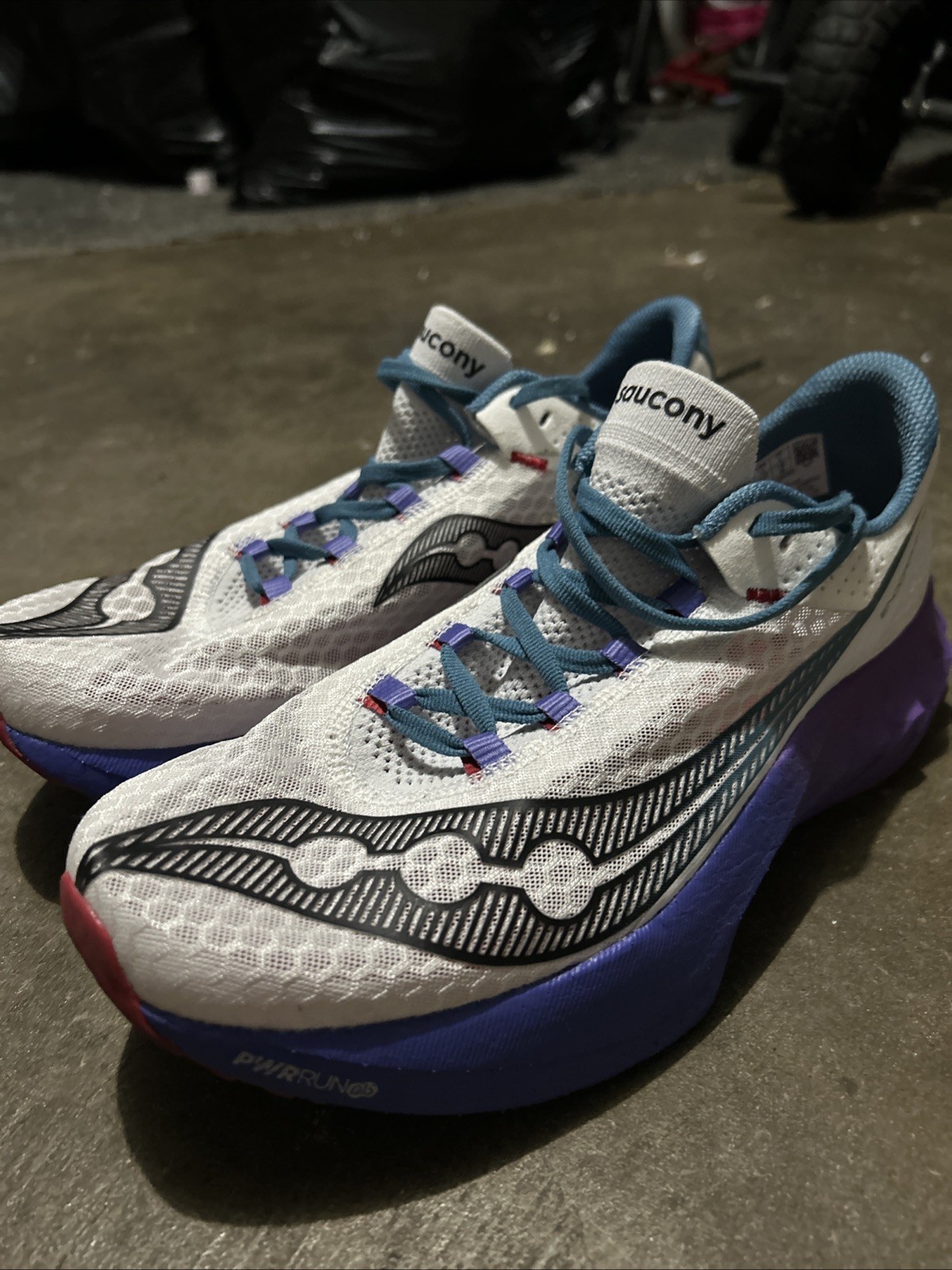 Men’s Saucony Endorphin Pro 4, White/Shadow, MENS SIZE 10 US