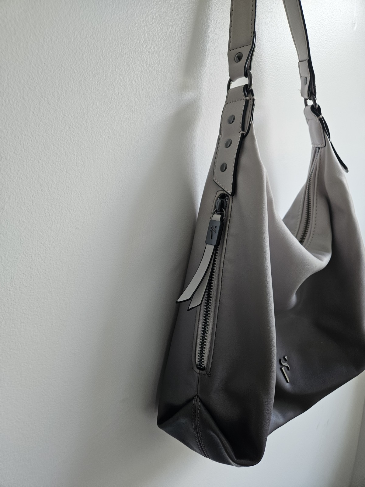 Simply Vera Vera Wang Gray Shoulder Bag Zip Closure Inner Pockets Black Hardware