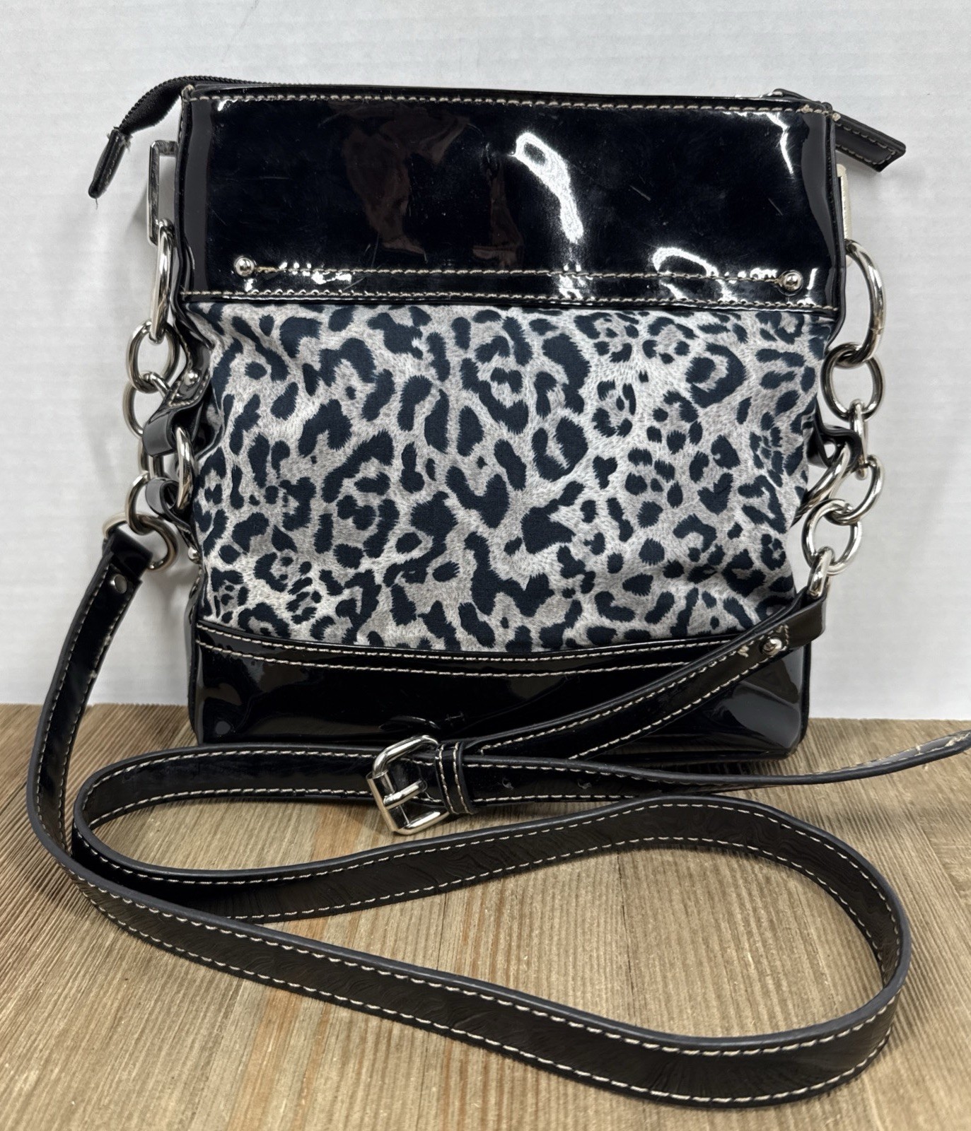Chaps Salerno Leopard Print Crossbody Bag Vegan Patent Black Strap/Chain, Read.