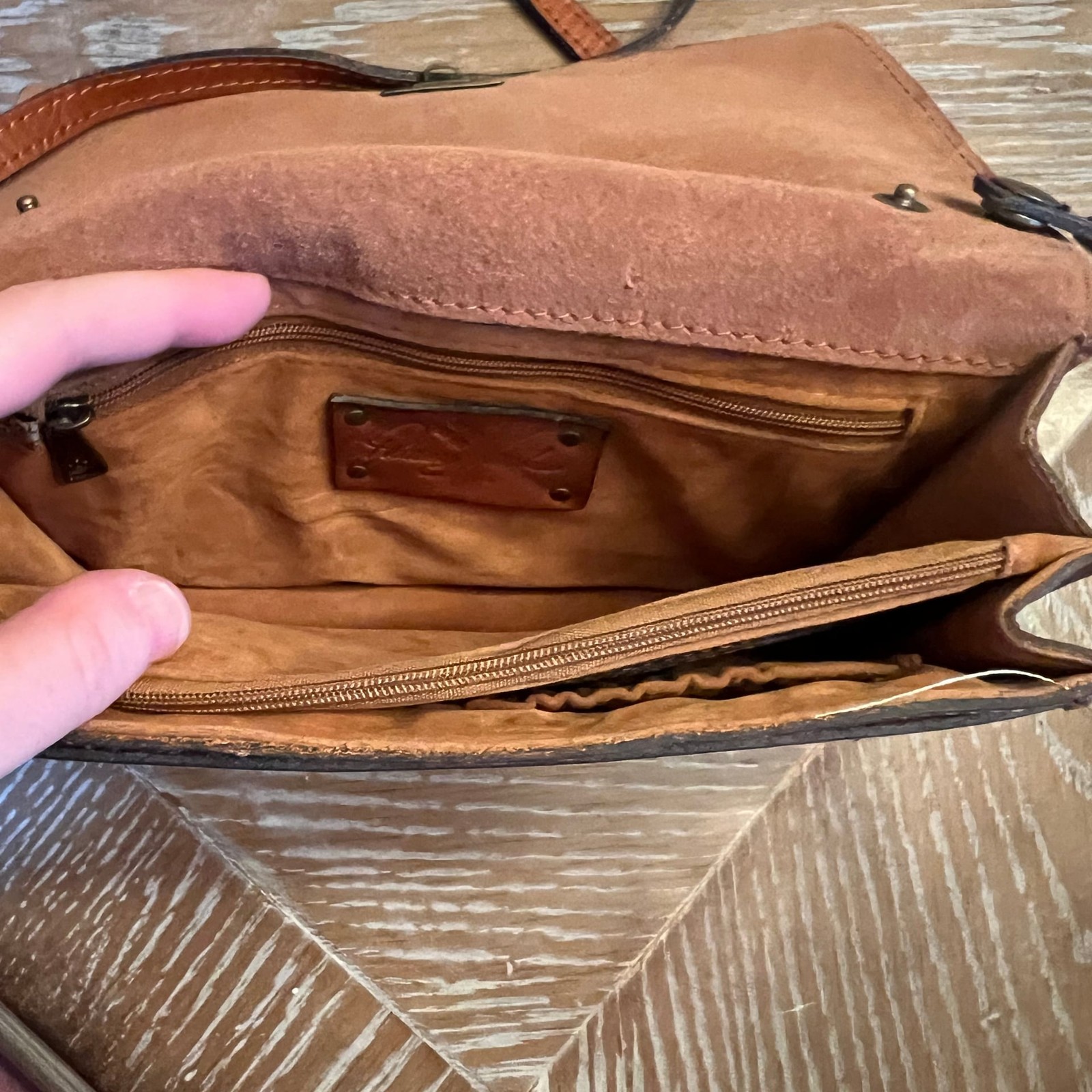 Patricia Nash Lanza Crossbody Organizer In Heritage Tan Leather