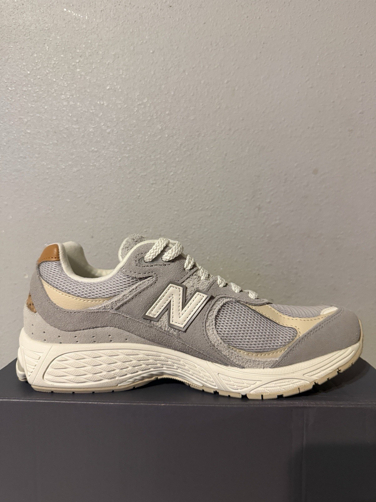 (M2002RSB) NIB New Balance 2002R grey/beige sz 8.5 Mens $145