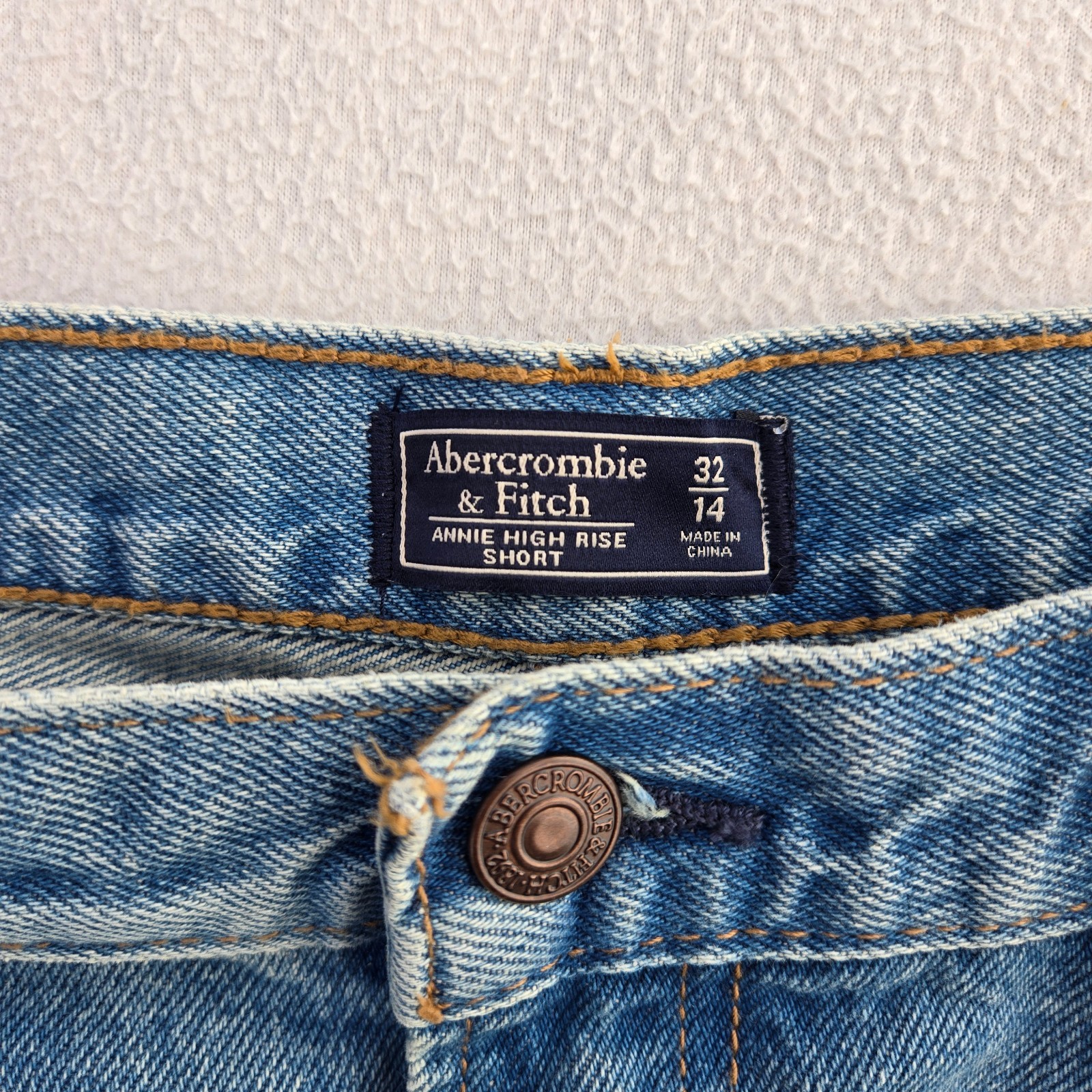 Abercrombie & Fitch Annie High Rise Distressed Shorts Light Wash Size 32/14 NWT