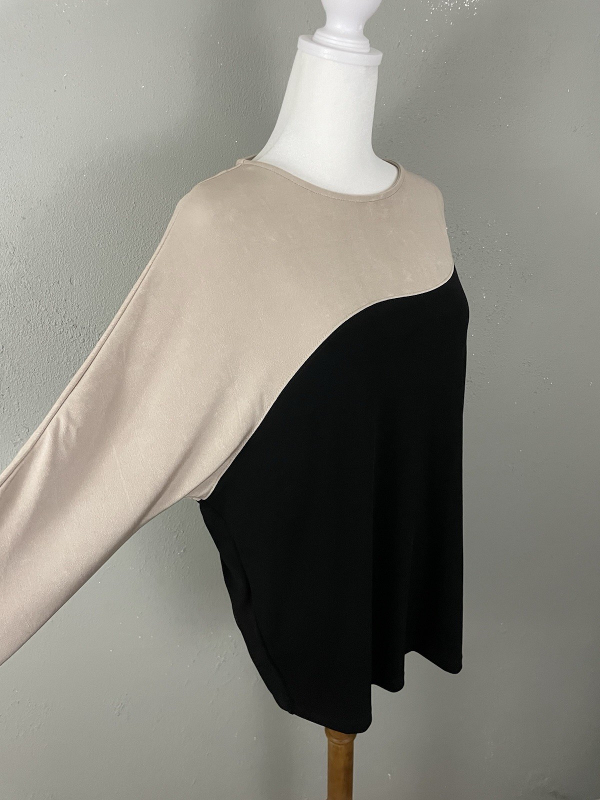 Chicos Travelers Slinky Knit Top Size 1 Medium Black Beige Art to Wear Blouse