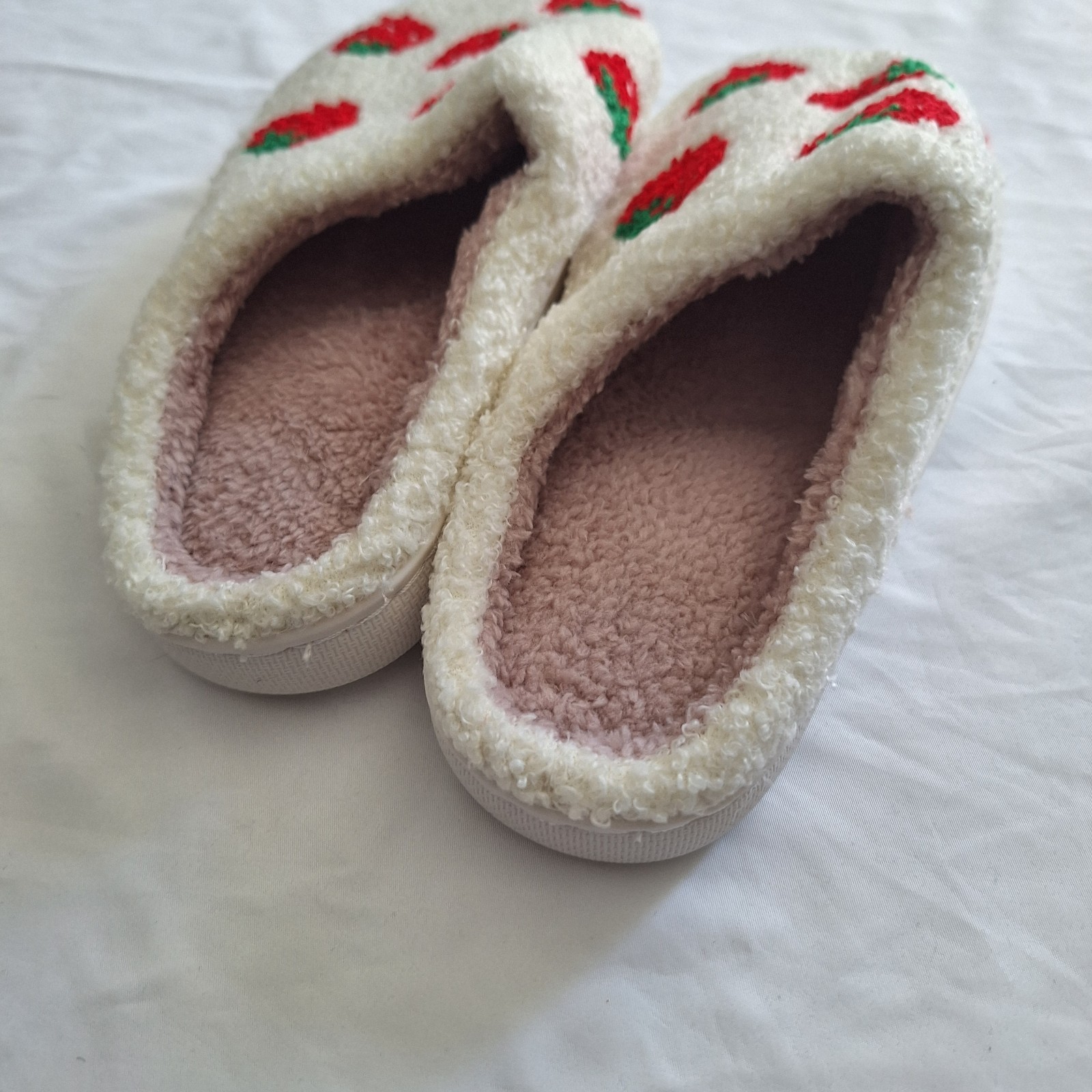 1 PAIR Women’s Strawberry Slippers Lightweight Soft Sole House Shoes 7-8