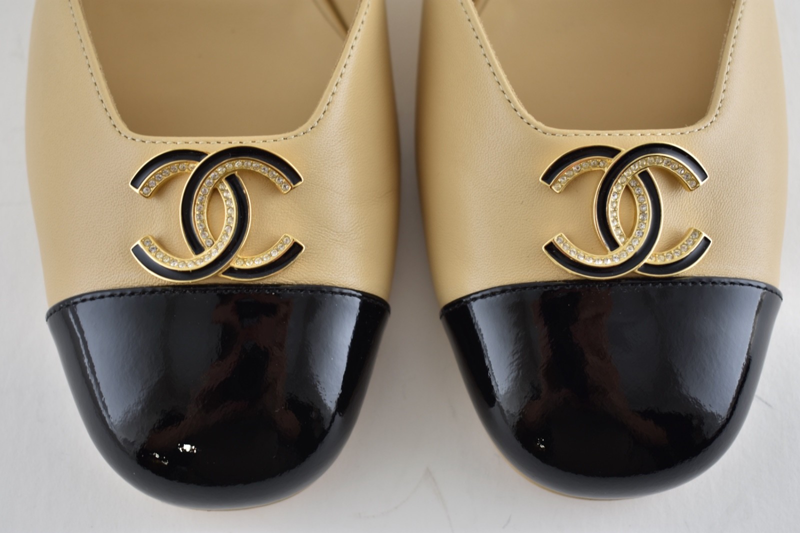Chanel 25P Beige Black Gold CC Slingback Ankle Strap Ballerina Ballet Flat 40.5