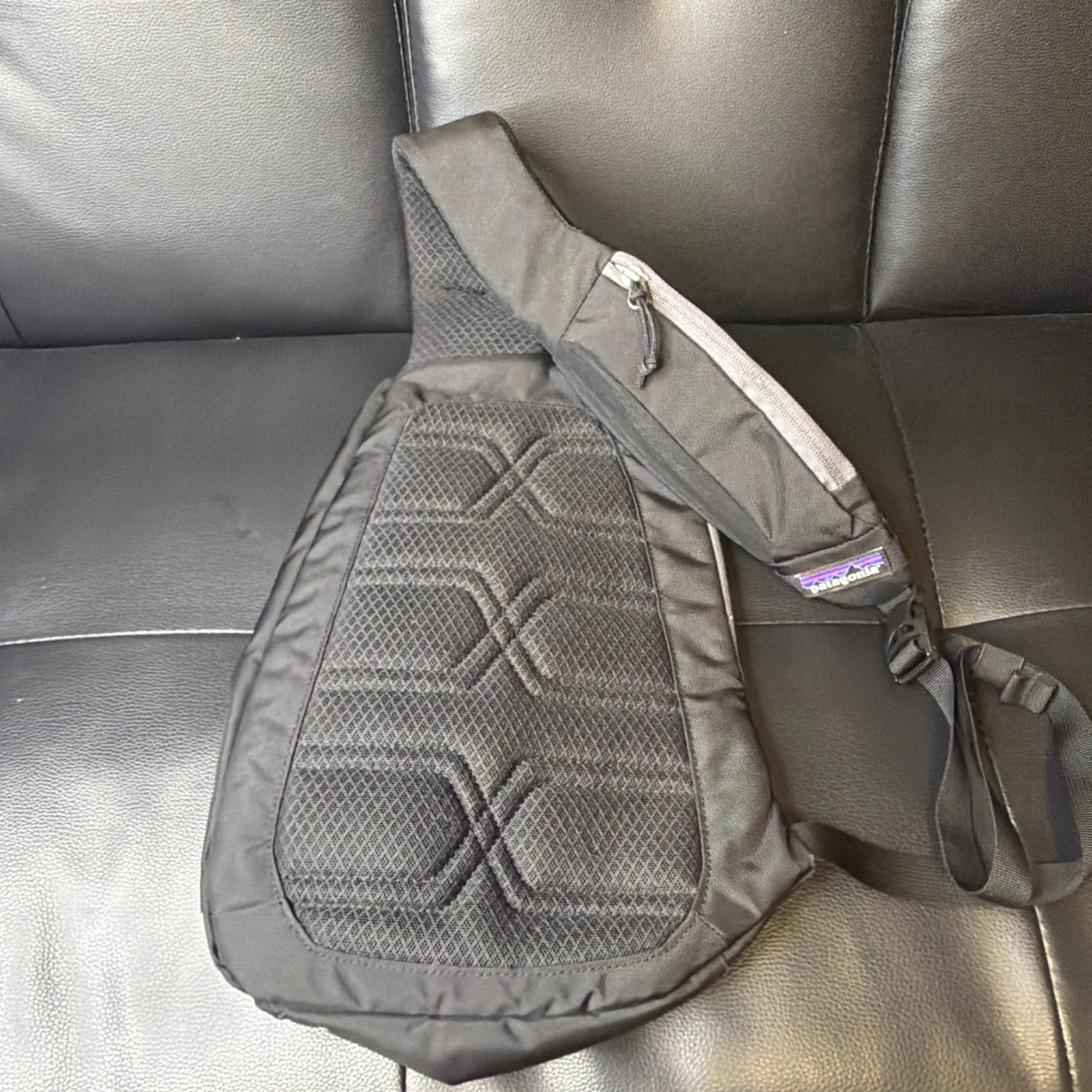 Patagonia Atom 8L Sling Crossbody Bag Hiking Day Pack Black Very Good Adjustable