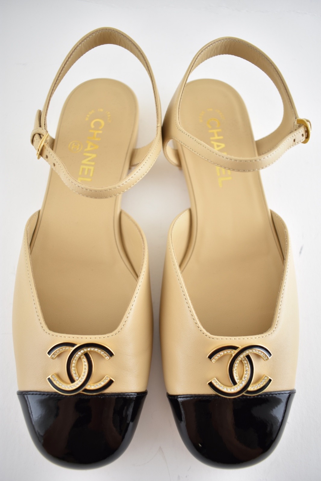 Chanel 25P Beige Black Gold CC Slingback Ankle Strap Ballerina Ballet Flat 40.5