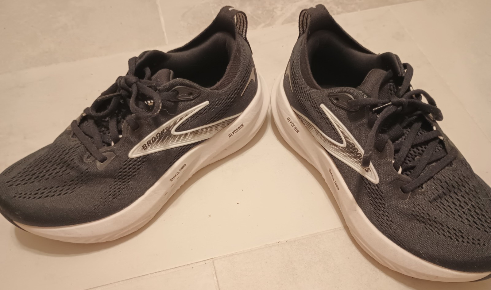 Size 8 – Brooks Glycerin GTS 22 Black Grey White Women’s Gently Used