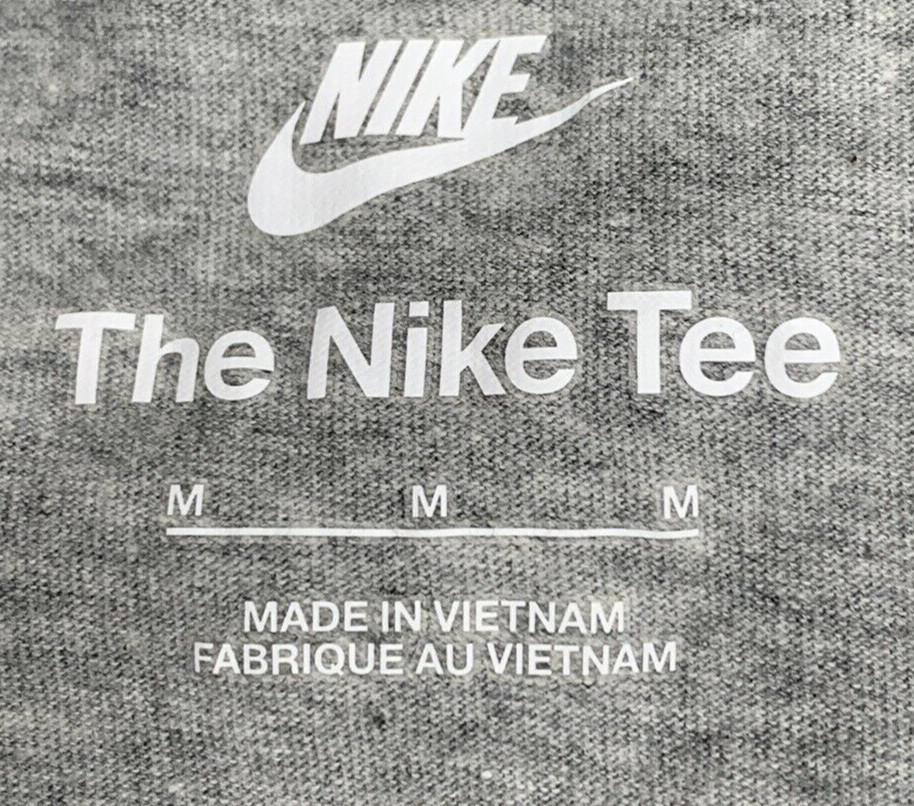 The Nike Tee Graphic T-Shirt Men’s Medium Gray Logo Swoosh Crew Neck AR5006-063