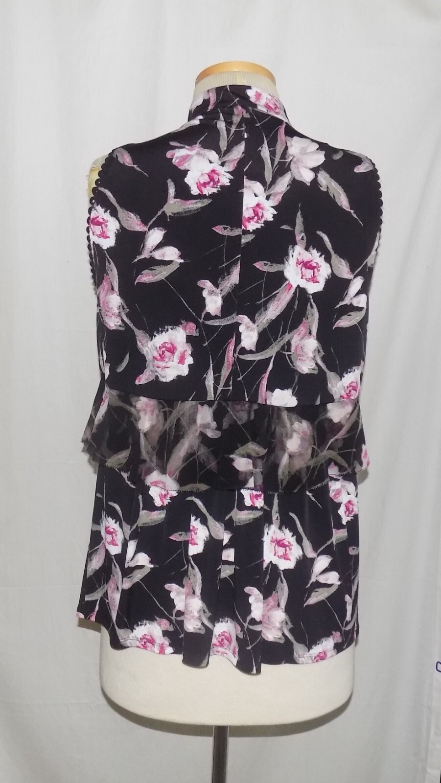 White House Black Market Floral Split-Neck Ruffle Accent Sleeveless Top L NWT