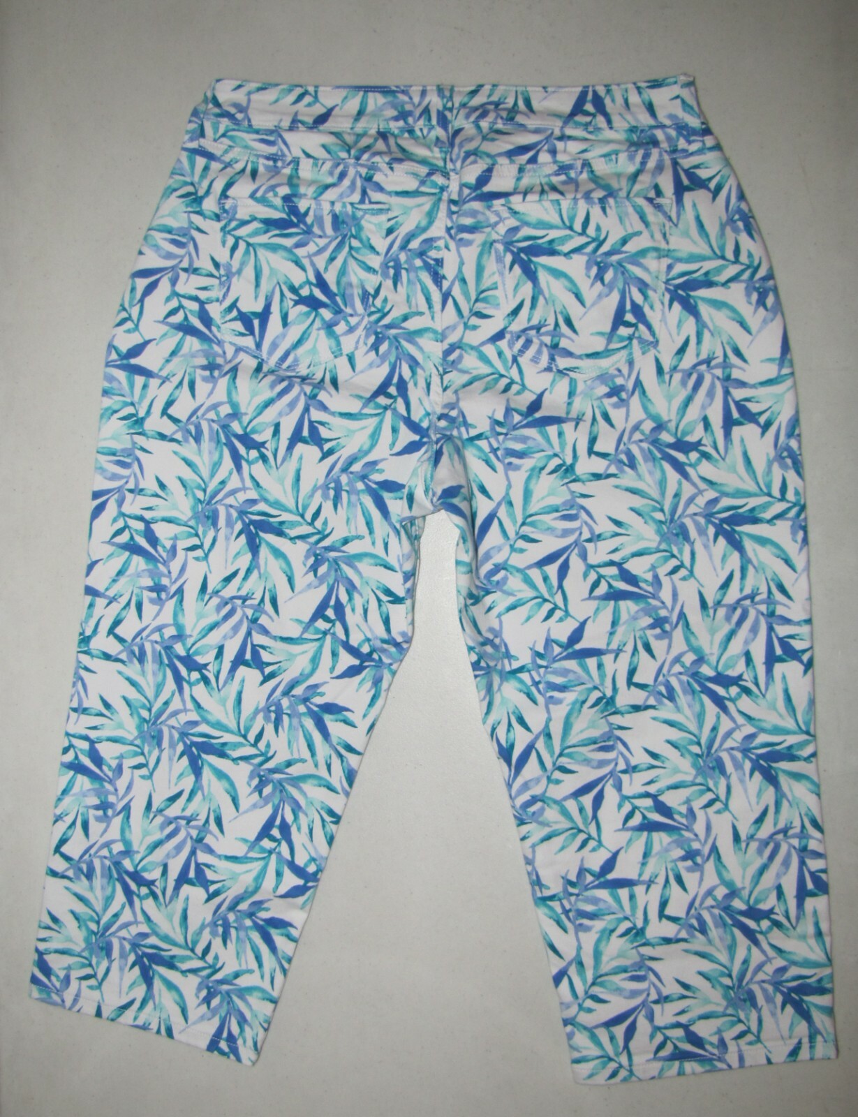 NEW Womens Croft & Barrow Stretch Capris. Size 12 Blue/Green. 20 1/2″ Inseam.