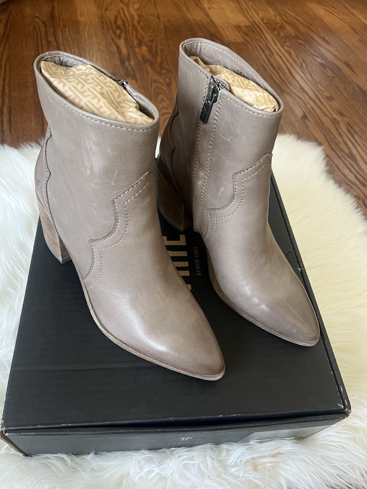 Frye Flynn Short Inside Zip Women’s Gray Leather Ankle Boots Pointed Toe 6.5M