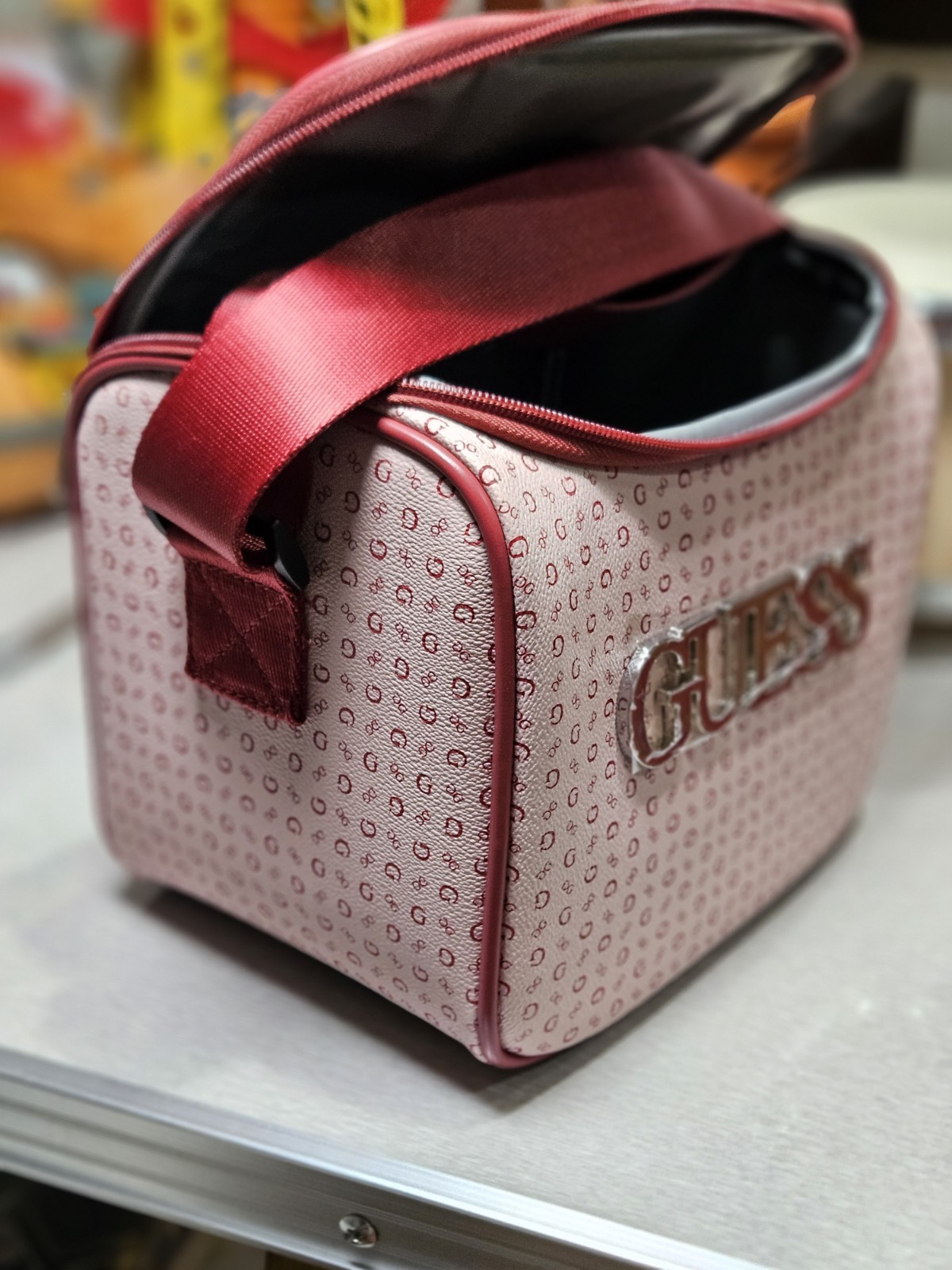 GUESS NEW Lux Lunch Box Insulated Burnaby Travel Red Mo.RCK9834069