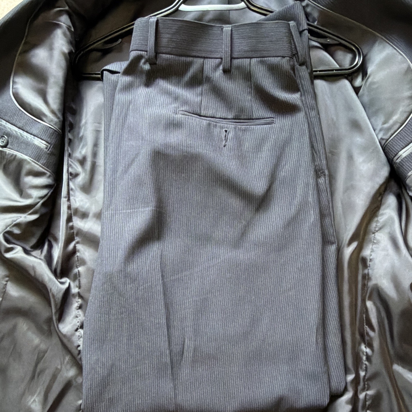 Van Heusen Men’s 2-Piece Gray Striped Suit 2SB 2-Button Pleated Notch Lapel