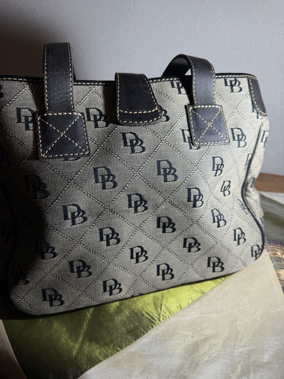 Dooney & Bourke Women’s Beige/Navy Logo Tote Zip Gold Pink Lined