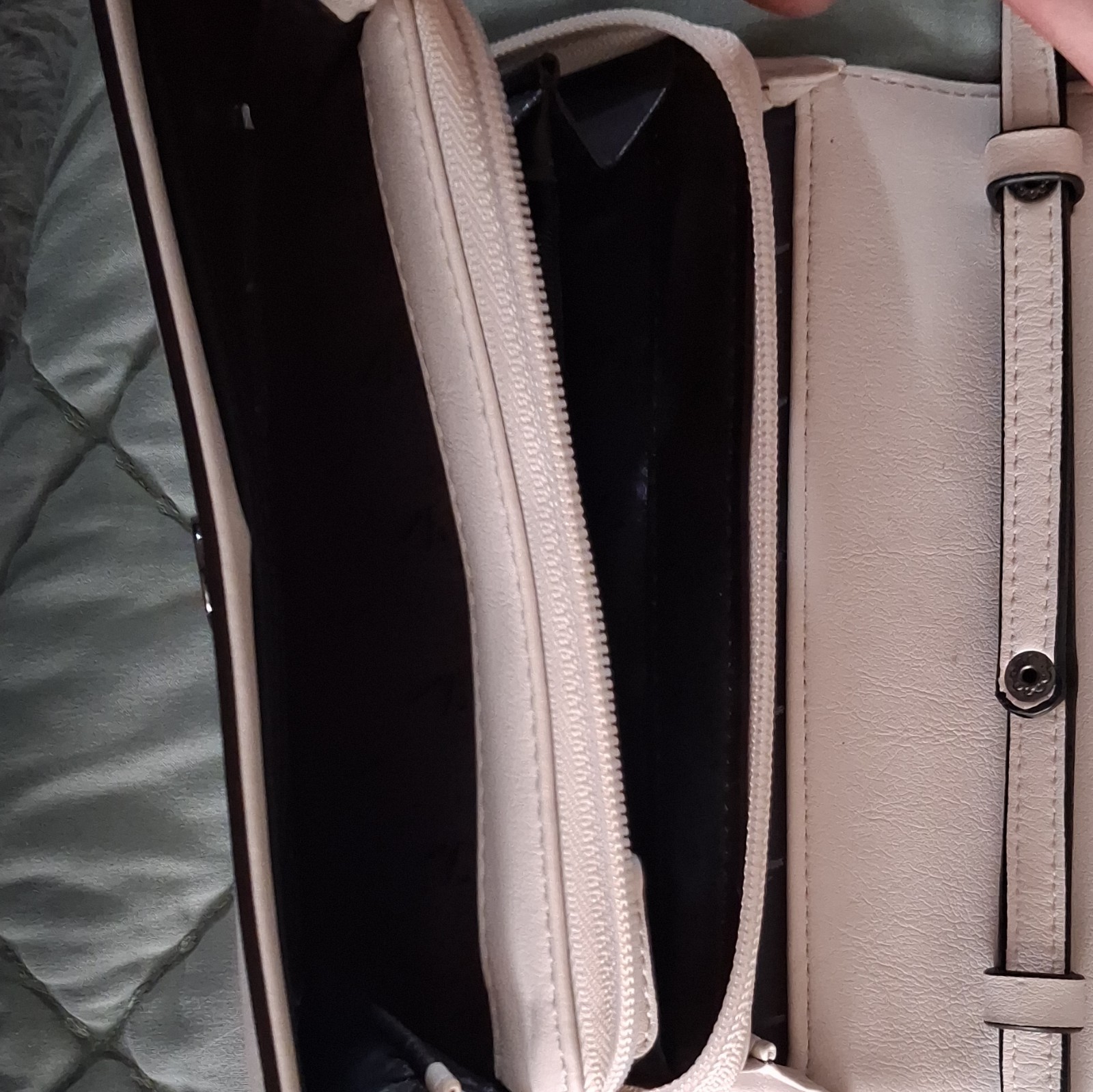 This Simply Vera Vera Wang crossbody bag features a distinctive gray tie-dye.