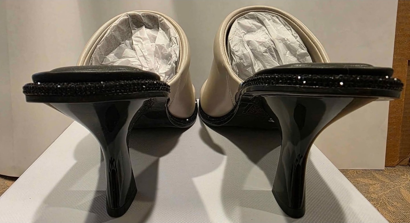 DKNY Women’s Reading Evening Heeled Sandal Mule – Soft White – New In Box