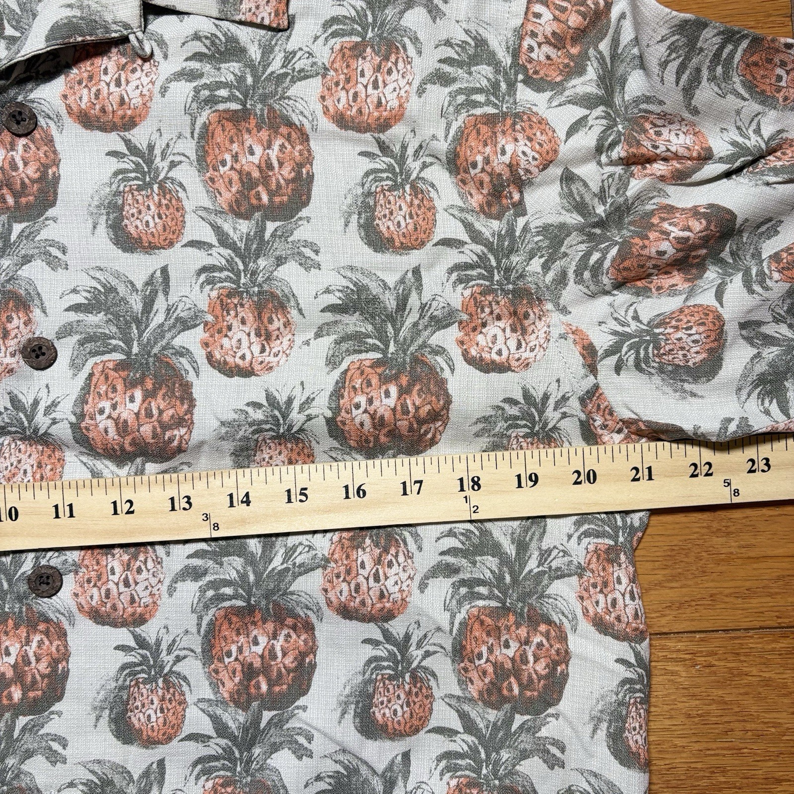 Tommy Bahama Shirt Mens Medium Pineapple Silk Hawaiian Aloha Camp Short Sleeve