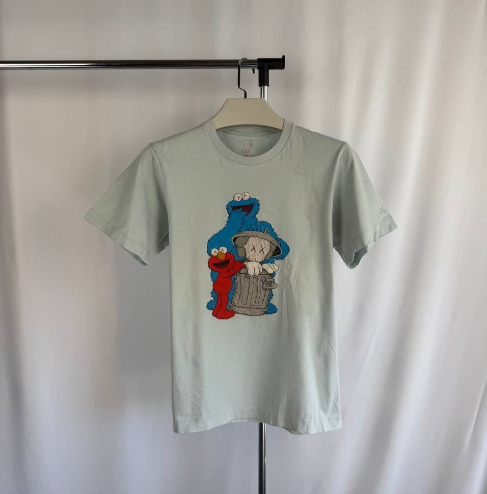 Uniqlo UT KAWS Sesame Street Graphic T-Shirt Blue Mens Size:S Rare Tee