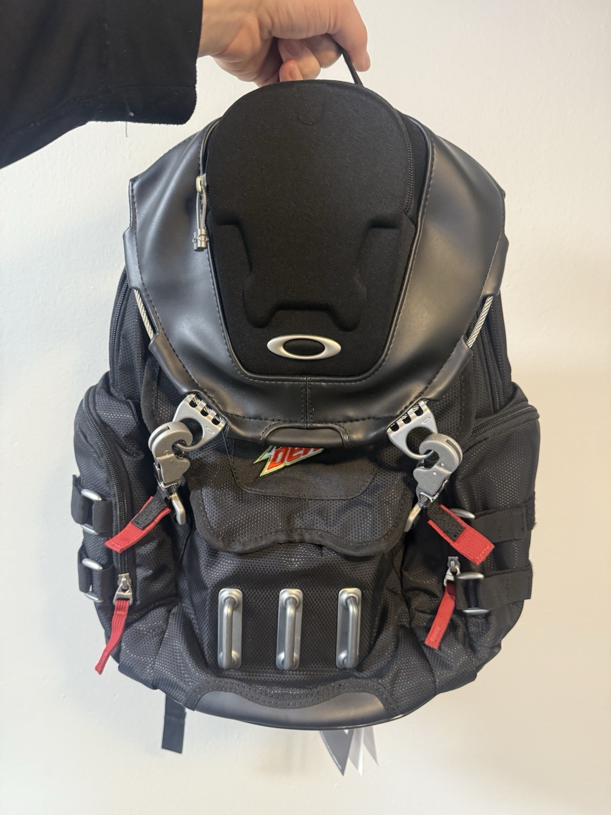 Oakley Kitchen Sink Backpack 23L Capacity – 923560DM-001- New with Tag Black