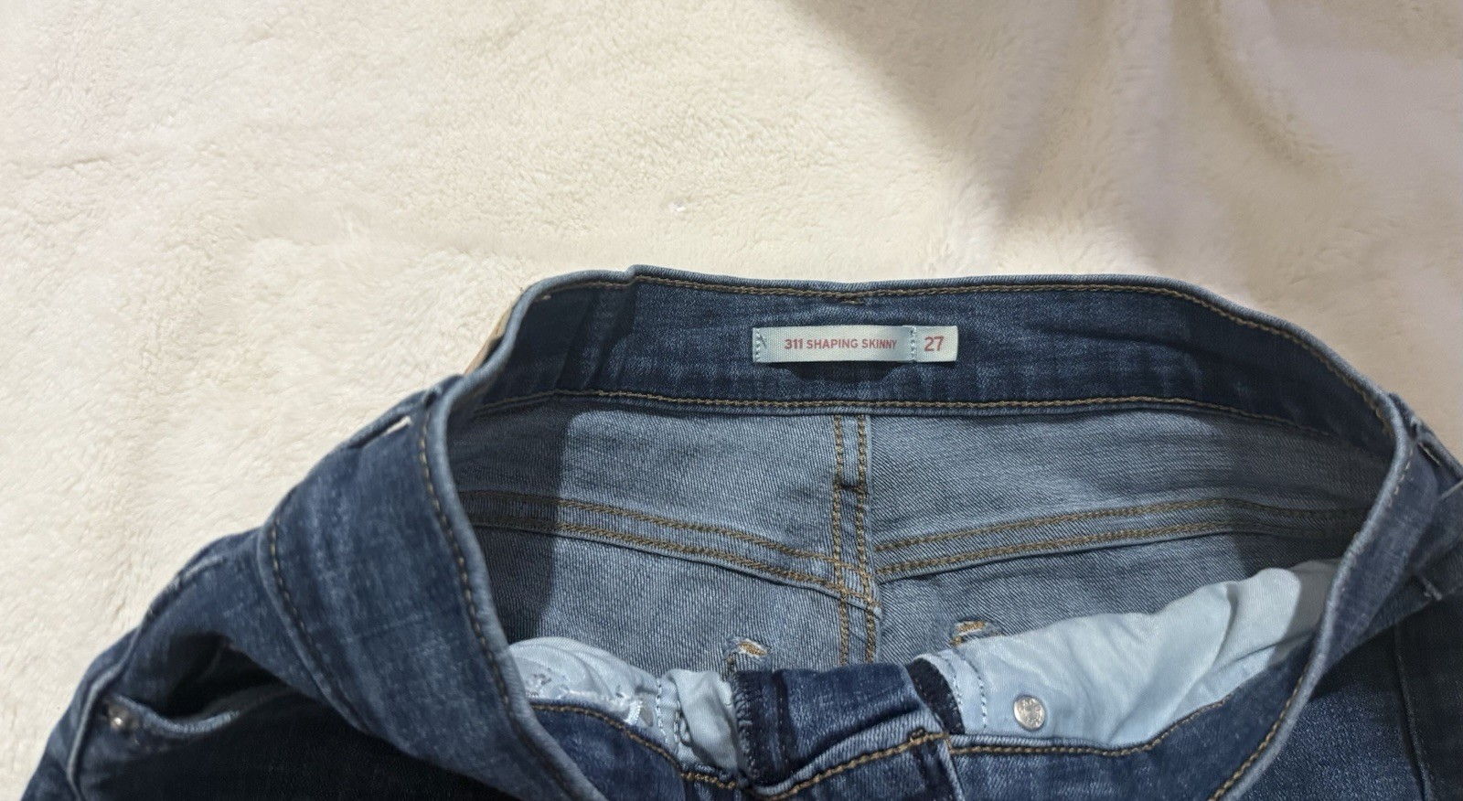 Levi’s Women’s Blue Medium Wash Mid Rise Skinny 5-Pocket Denim Jeans 27