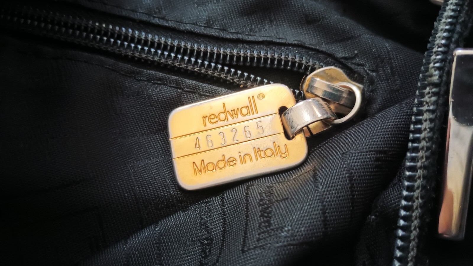 🩷 Vintage 1990s Moschino Redwall Logo Crossbody Bag Purse Adjustable Strap