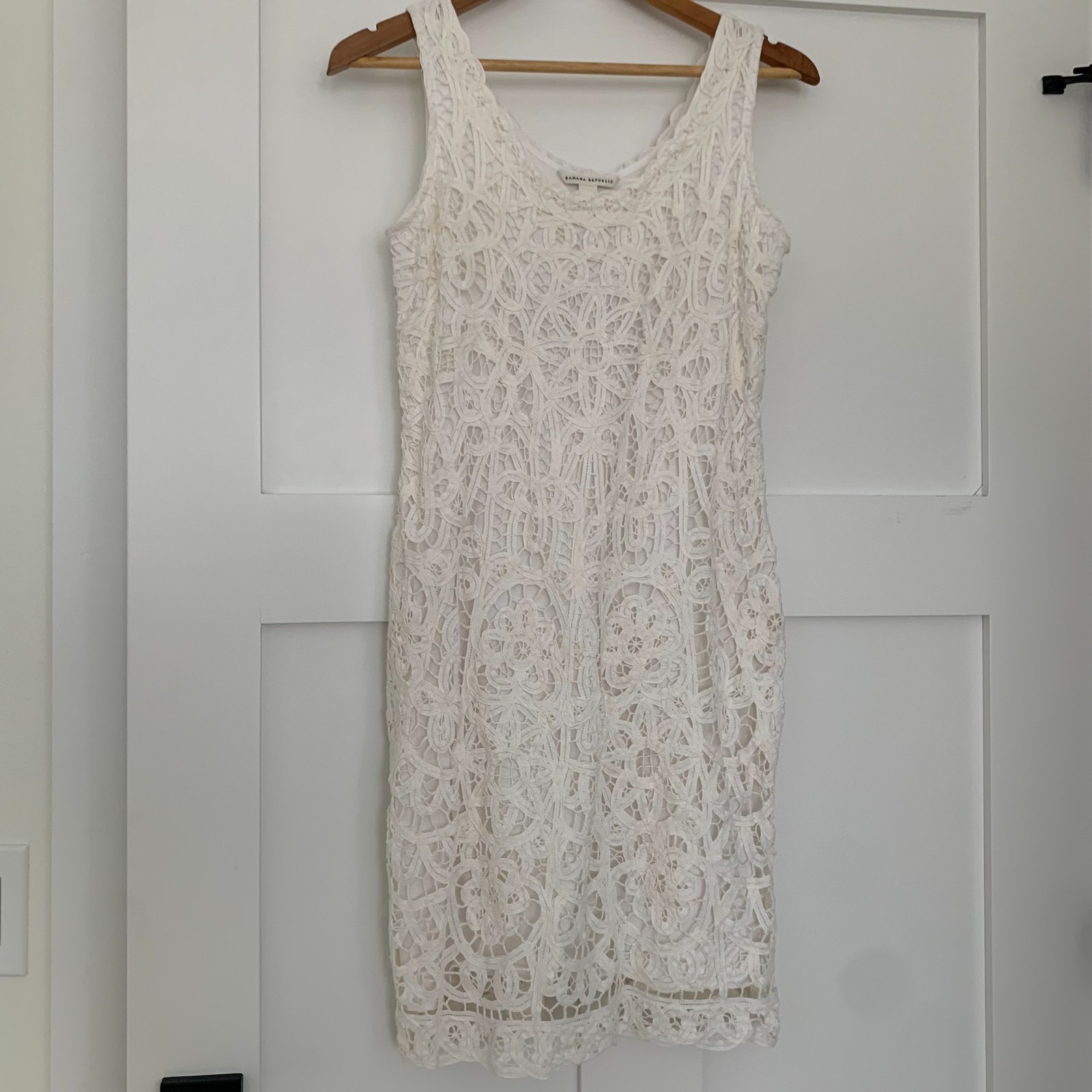 banana republic off white lace dress, lined, size 6, sleeveless, side zipper