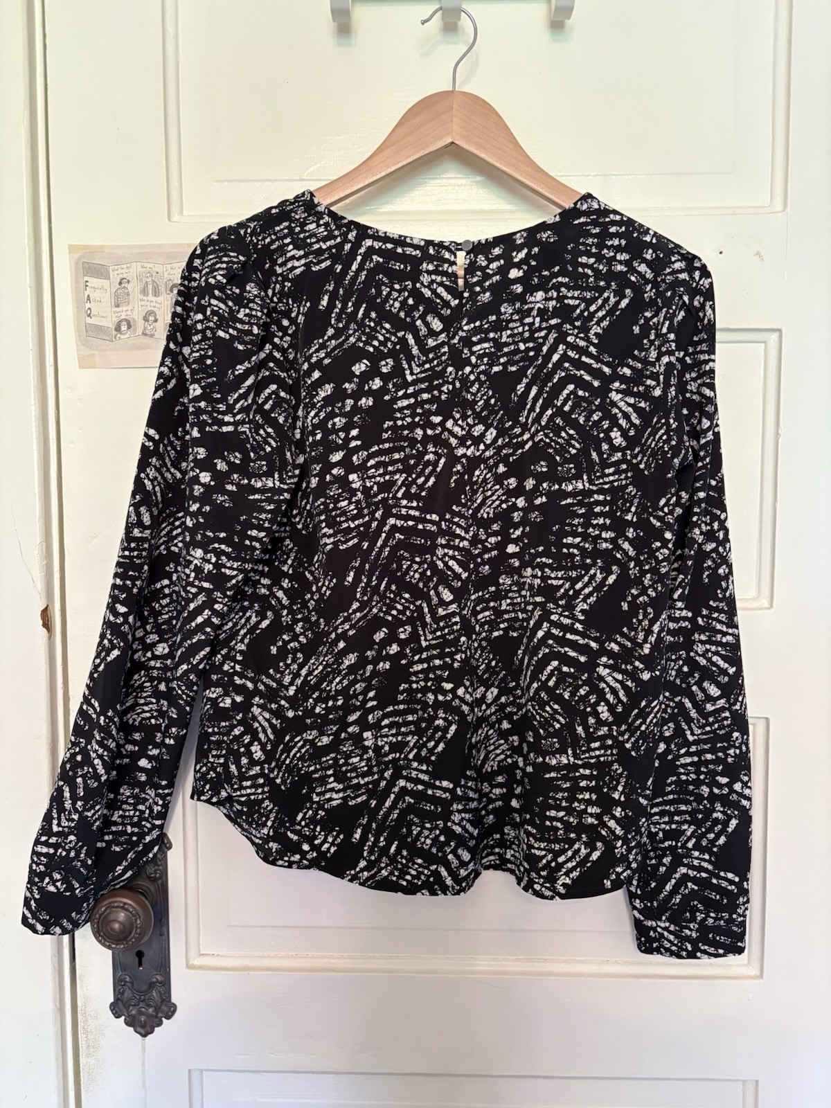 Chloe K Women’s Abstract Black/White Long Sleeve Round Neck Pullover Blouse M