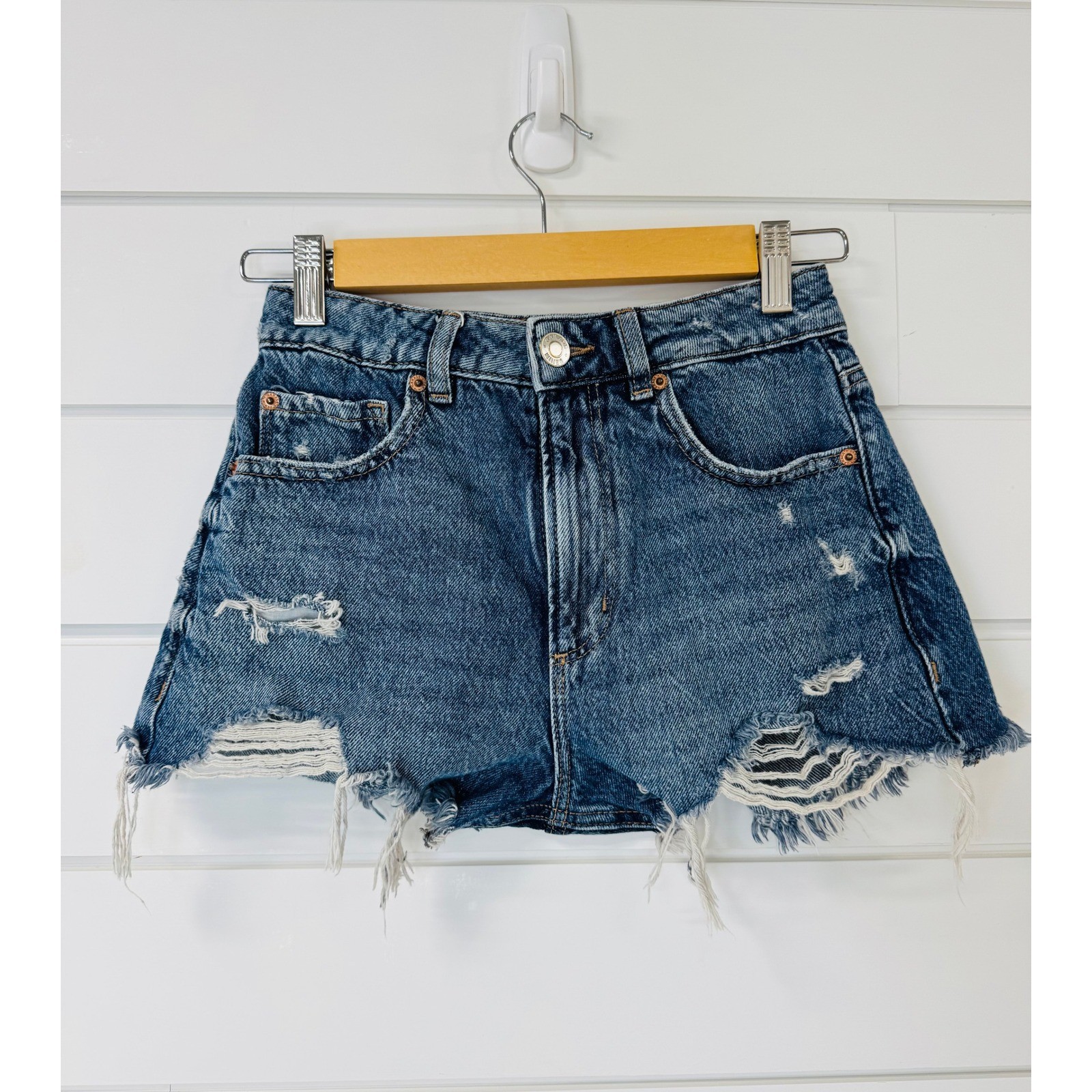 Garage Festival Denim Shorts Distressed Raw Hem Medium Wash Blue Womens Size 00