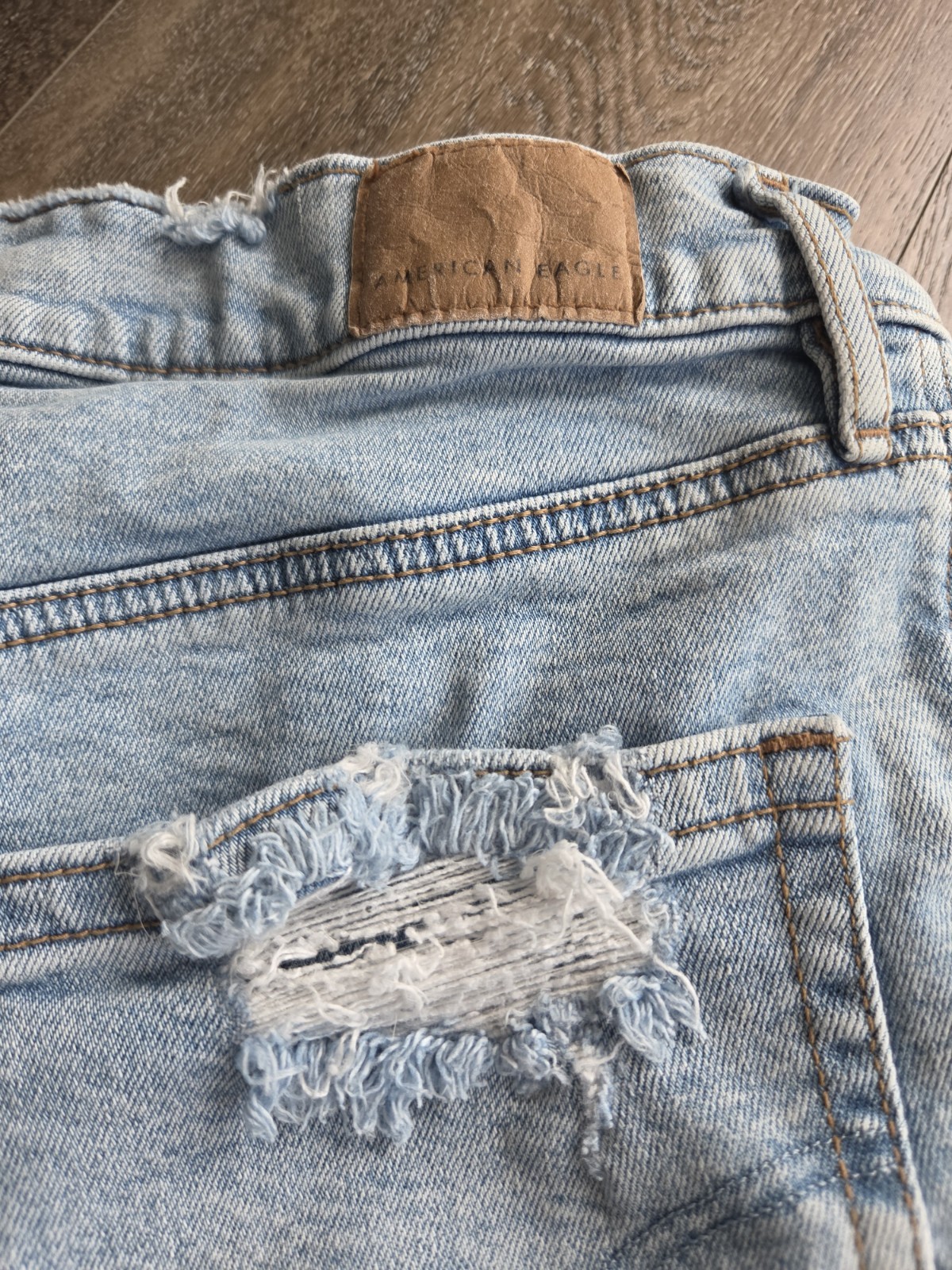 American Eagle Strigid Mom Denim Shorts Distressed Ripped Size 2 Light Wash