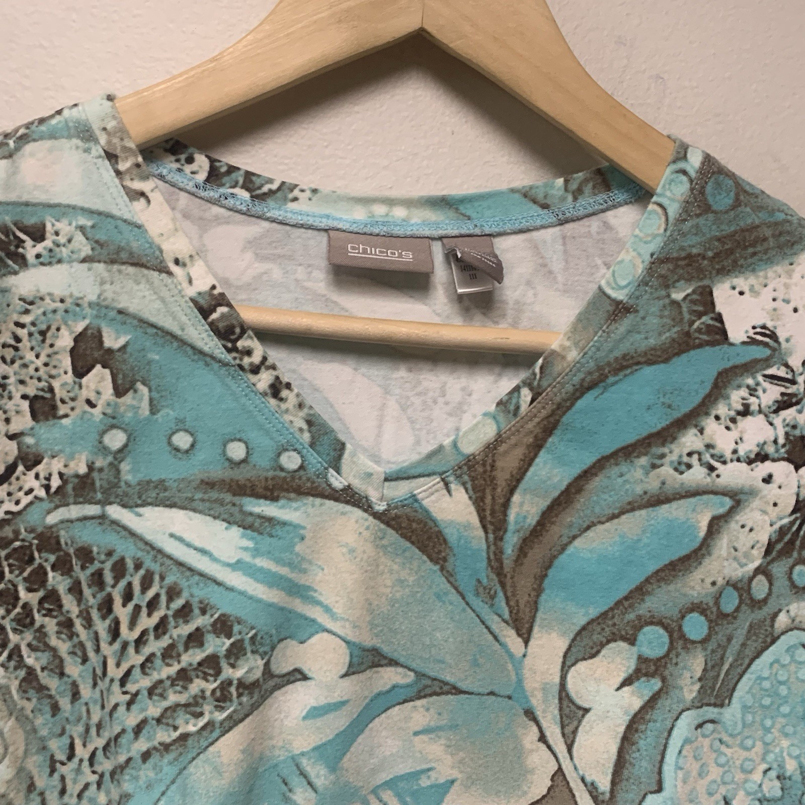 Chicos Womens 2 3/4 Sleeve Top All Over Pattern V-Neck Shirt 38” Bust 24” Length