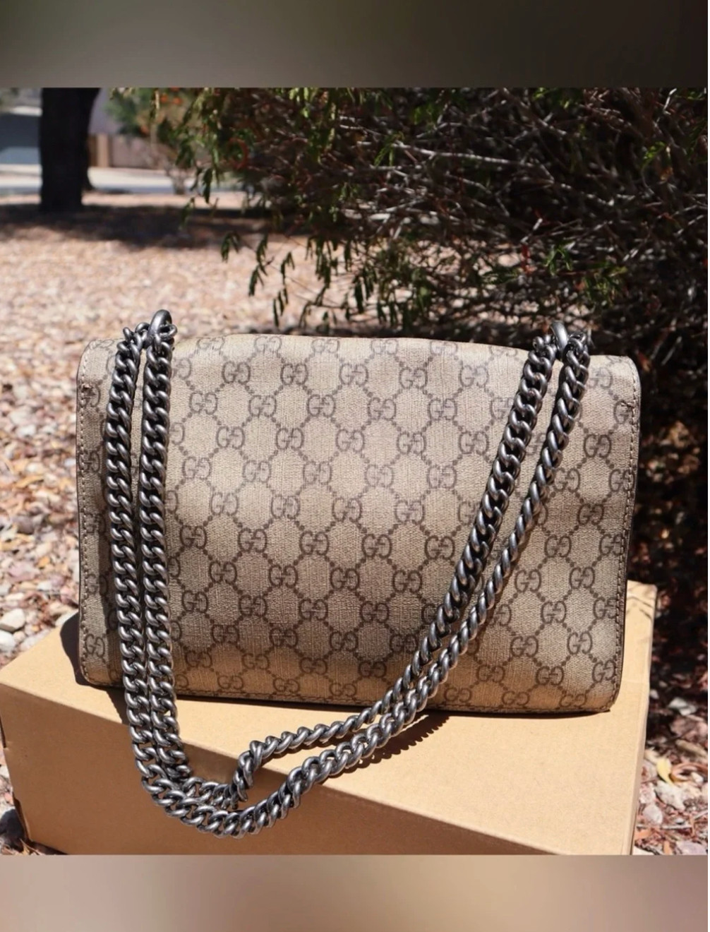 GUCCI BEIGE GG SUPREME CANVAS SHOULDER BAG WITH RED ACCENT