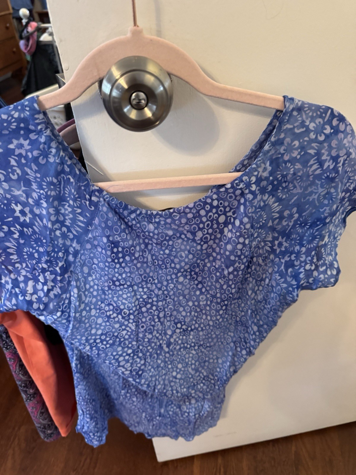 Nomadic Traders Rayon Blue/White Floral V-Neck Short Sleeve Blouse Women’s M