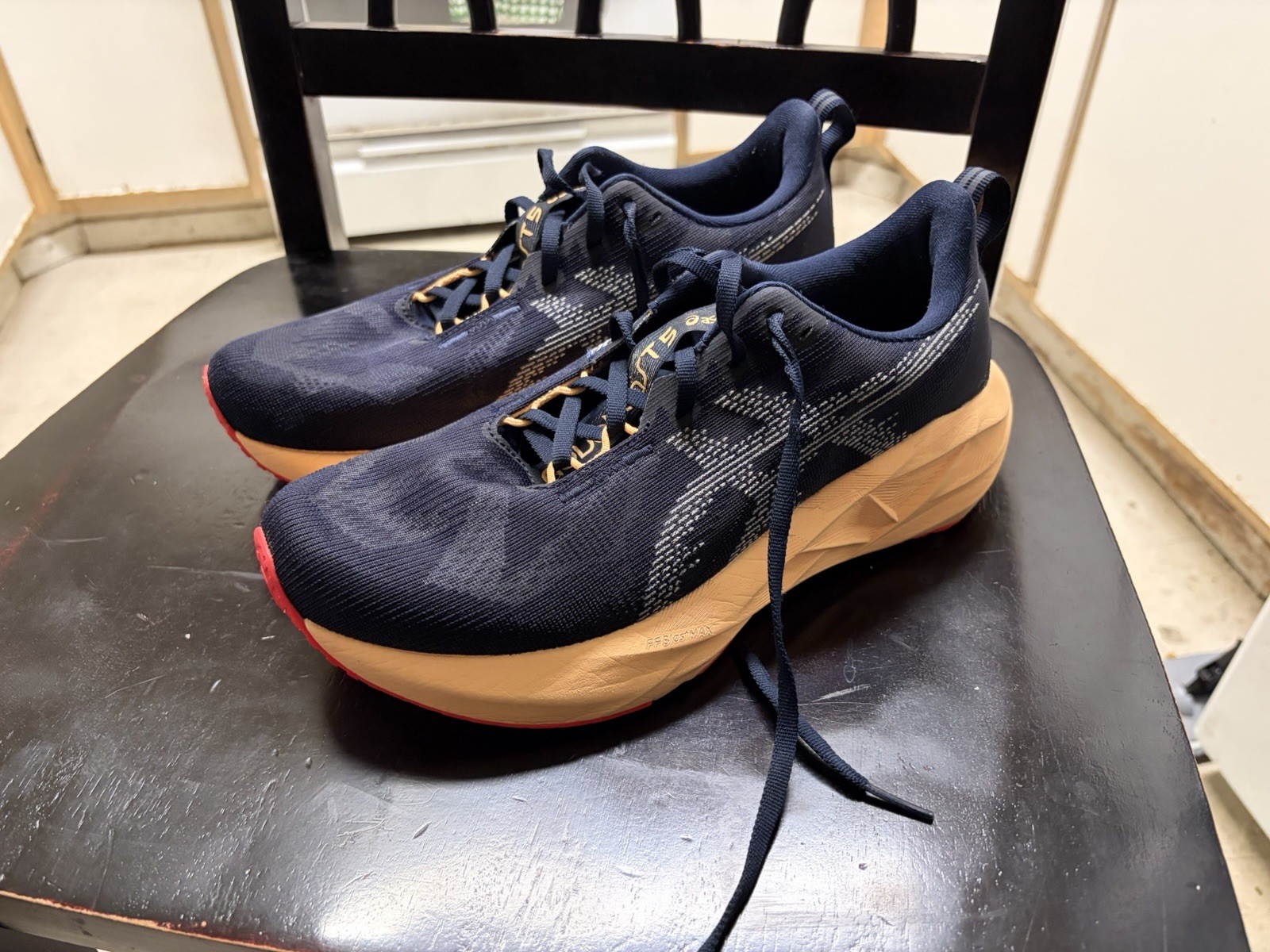 ASICS Men’s Novablast 5 Running Shoes Size 7.5 Regular Width