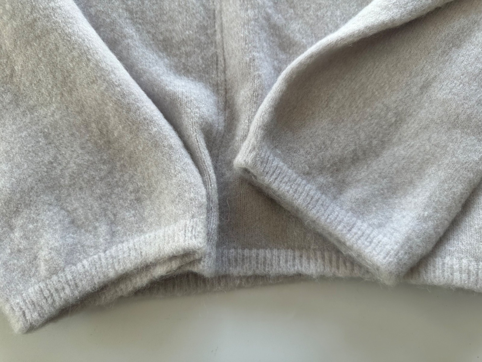 Bianco & Blu Women’s Medium Wool Blend Light Grey V-neck Sweater