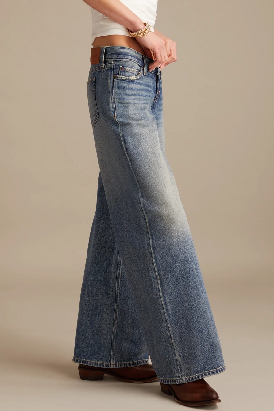 [150926-420] WOMENS LUCKY BRAND SUPER LOW RISE ULTRA WIDE – GET LOW WASH