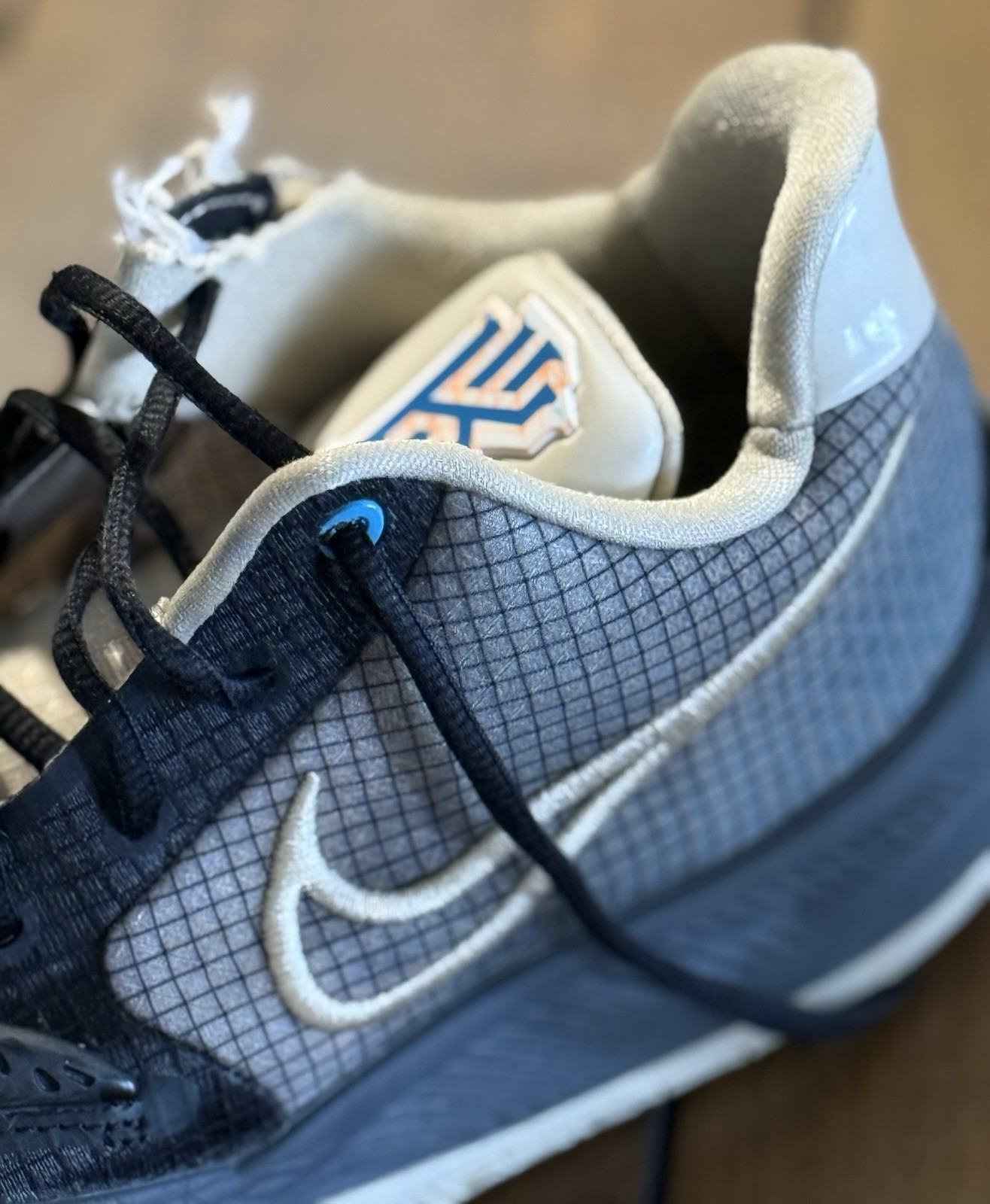 Nike Men’s Kyrie 4 Low Black Grey Rattan Size 10.5 Beaters Play Shoes Irving
