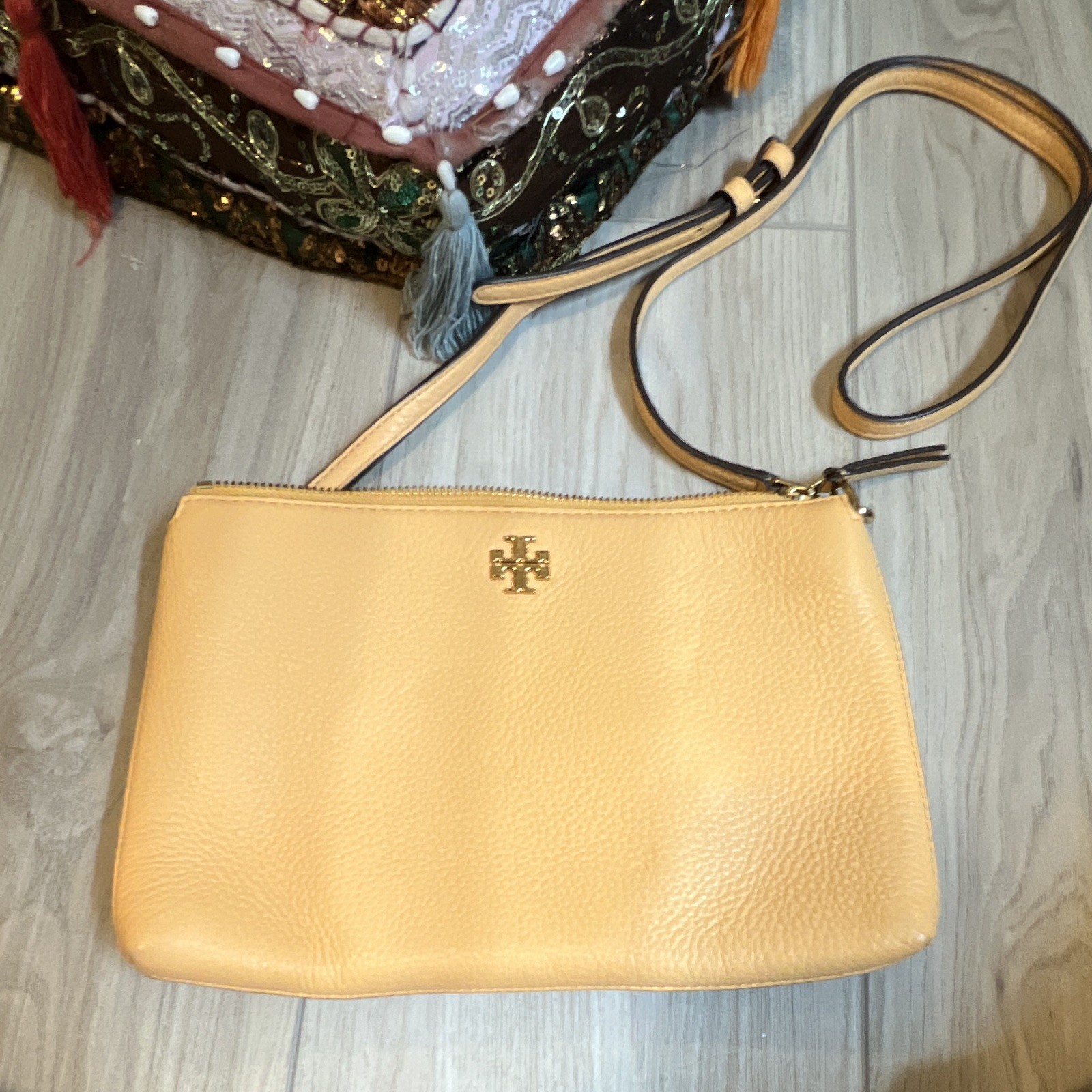 Tory Burch Beige Pebbled Crossbody Bag, Zip Top, Logo, Gold Hardware, Small