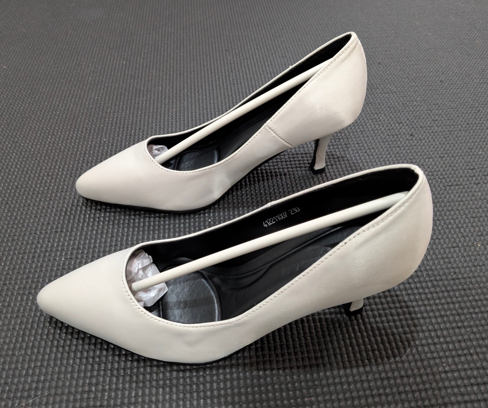 SALT AND CHOCOLATE Pointed toe satin stiletto pumps 7cm/beige/230