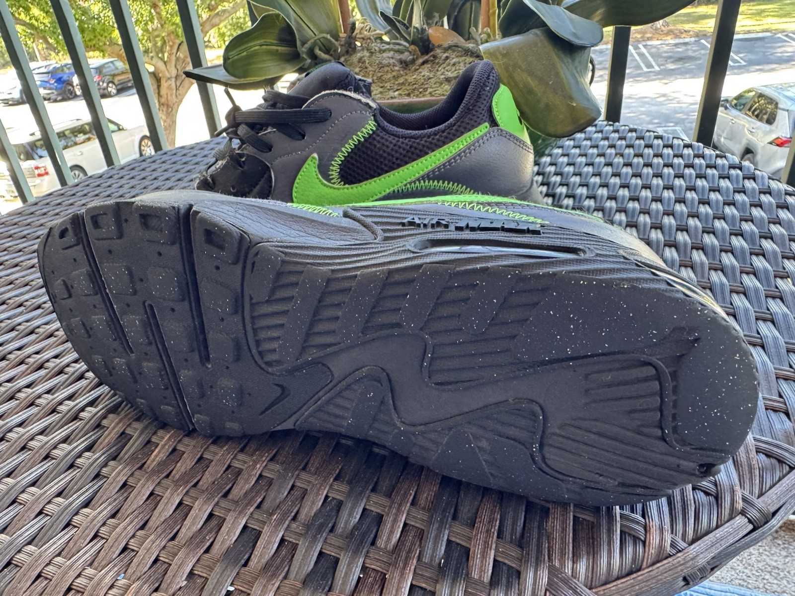Nike Air Max Men’s Black Green Gray Solid Low Top Athletic Sneakers Lace Up