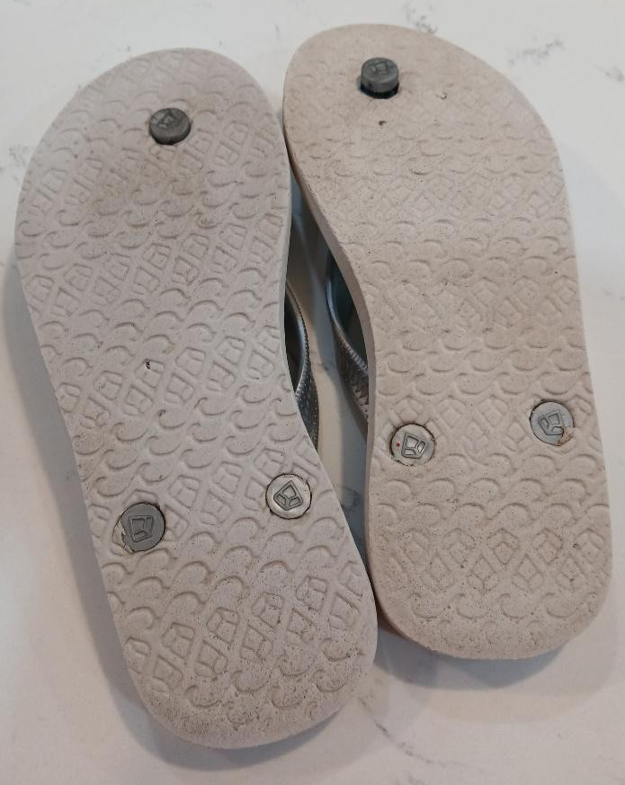 REEF Seaside Wave Pattern Flip Flop – Silver – Sz 6