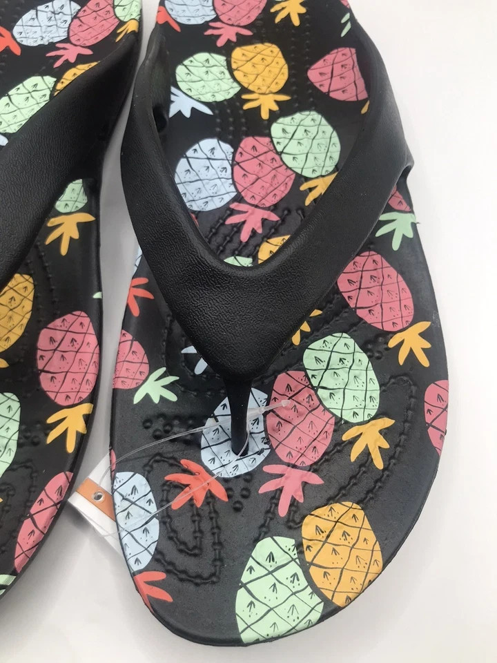 WOMEN’S CROCS KADEE II BLACK/MULTI PINEAPPLES FLIP FLOP BEACH/POOL SANDAL 7 NWT