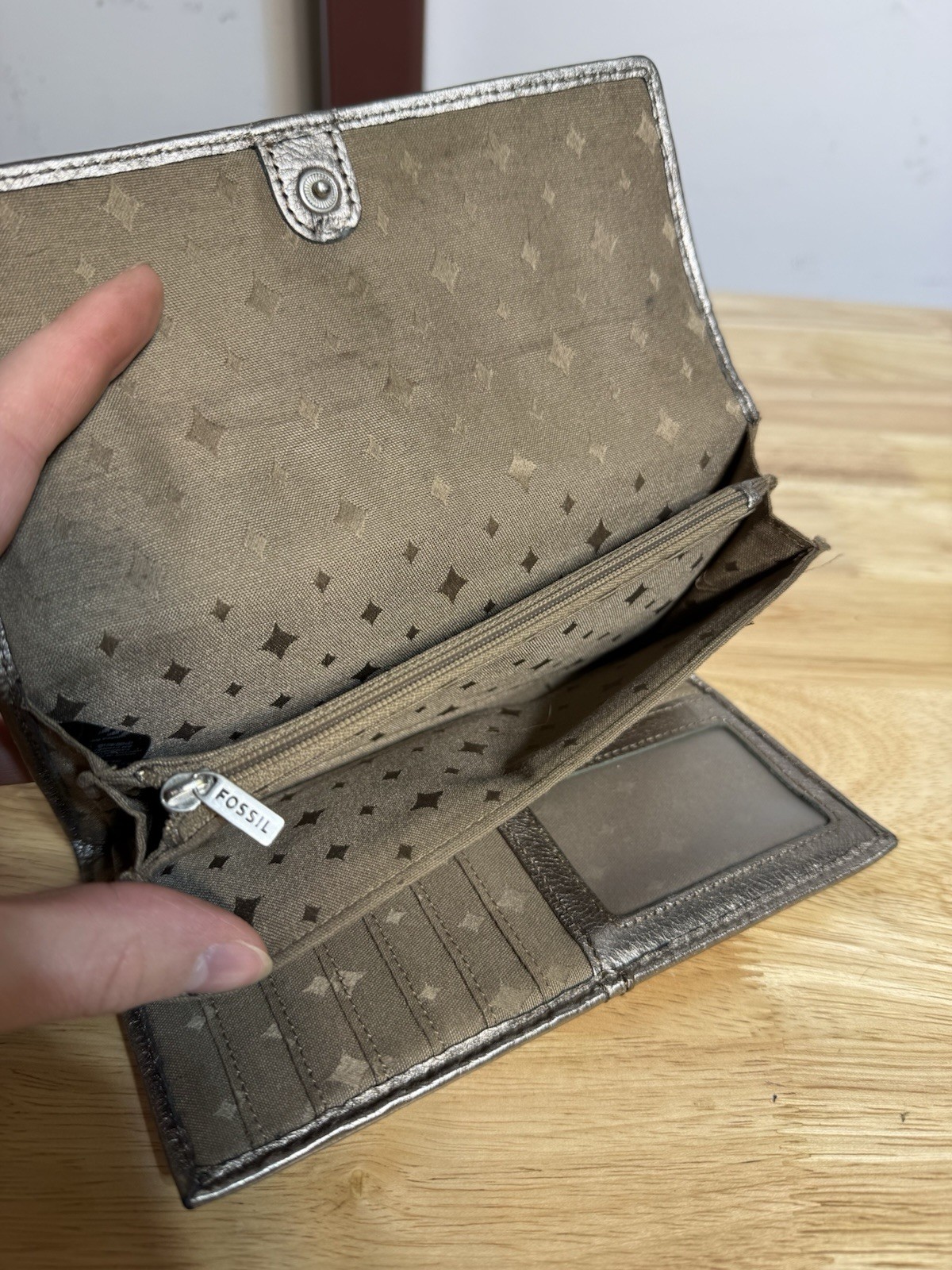 Fossil Shimmer Metallic Gold Leather Trifold Wallet Metal Keyhole Logo Stitching