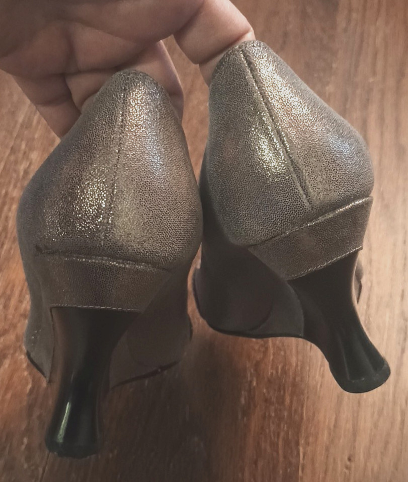 Jessica Bennett Curved in WEDGE 3.5″ Heels Peep Toe Metallic Pump Retro SEXY 7.5