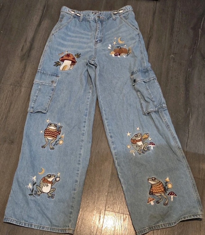 Hot Topic Light Indigo Frog Mushroom Embroidered Wide Leg Cargo Jeans Junior’s M