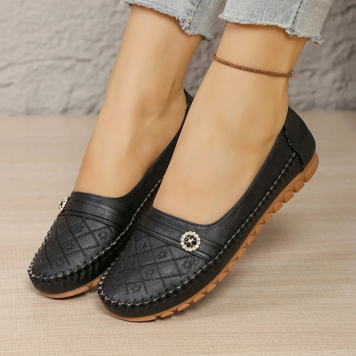 Women’S Quilted Loafers Slip on Flats Lightweight Non Slip Walking Shoes