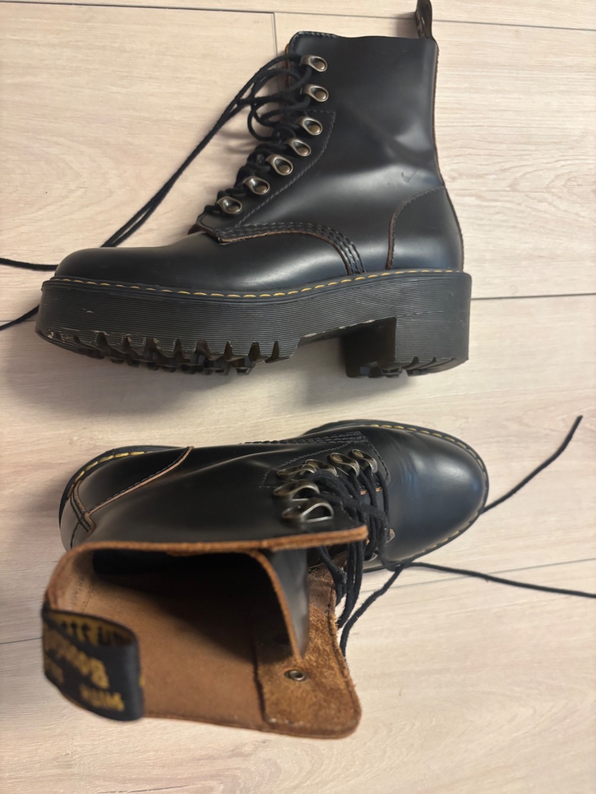 Dr. Martens Leona Women’s Boots – Black Vintage Smooth, US 6