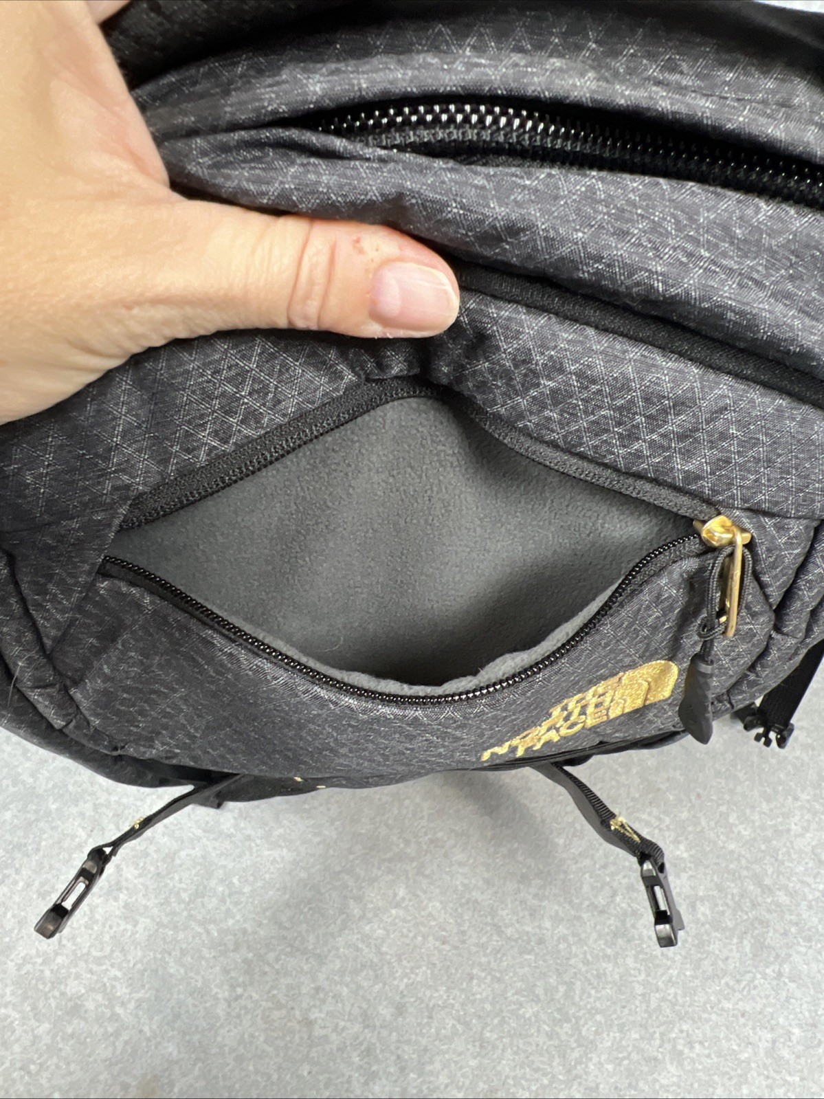 North Face Recon Backpack Black Gold FlexVent Laptop Everyday Travel