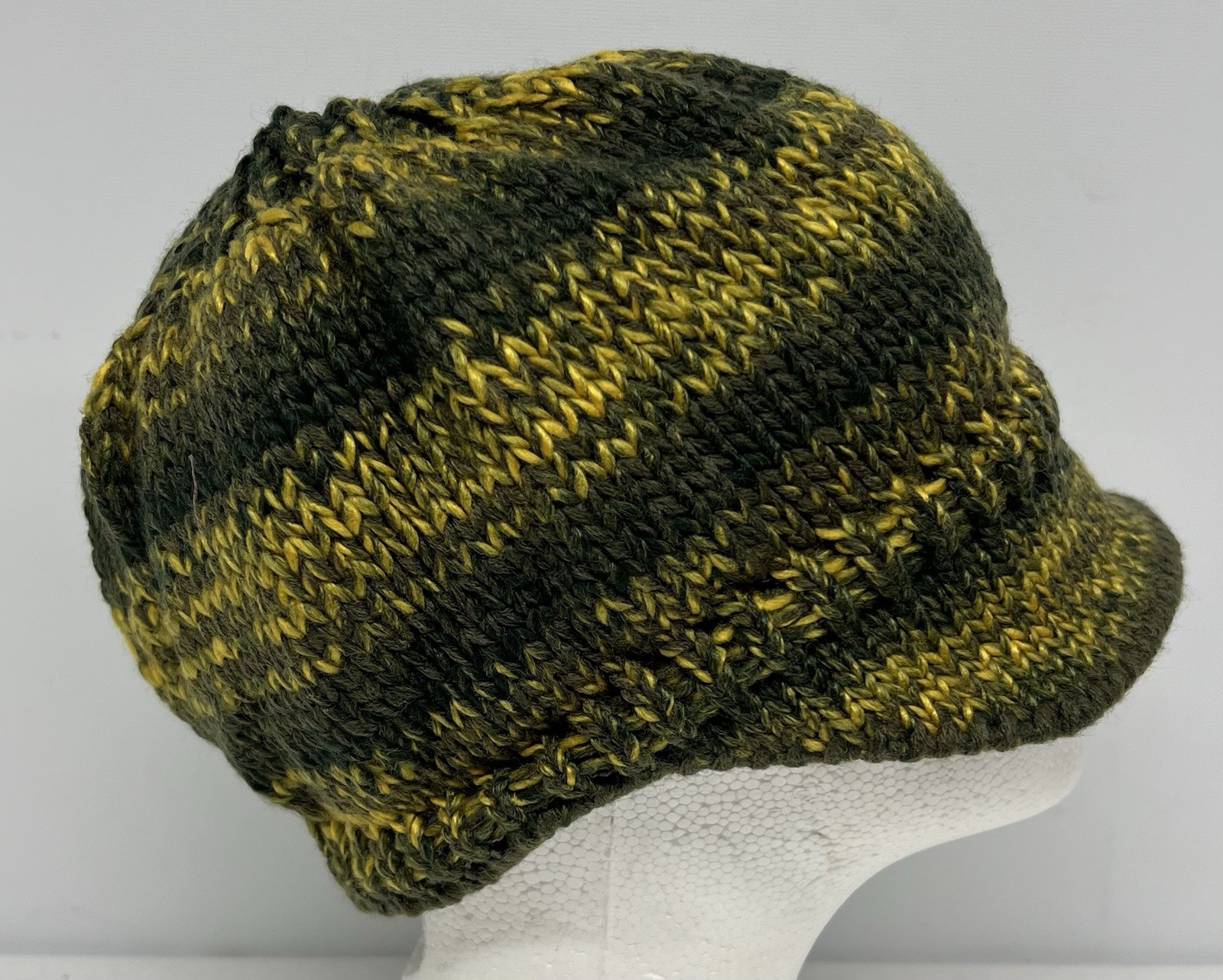 Beanie Stocking Cap w Visor Bill Knit Skull Hat Brim Green 100% Acrylic NEW